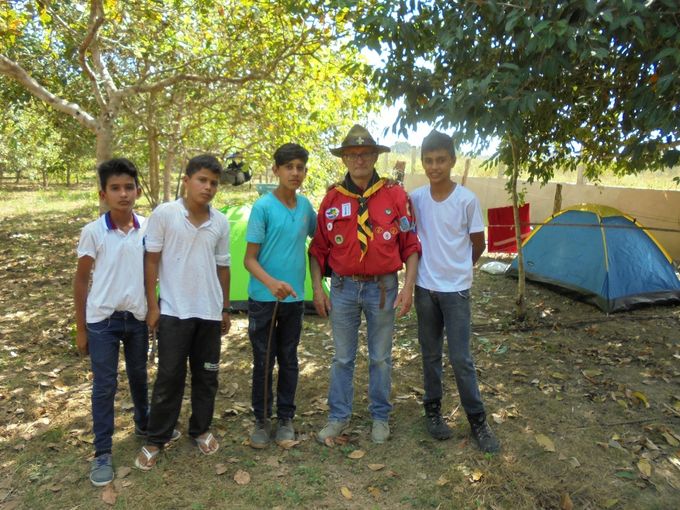 Ontmoeting met de scouts tijdens een kamp bij het regenwoud in 2016